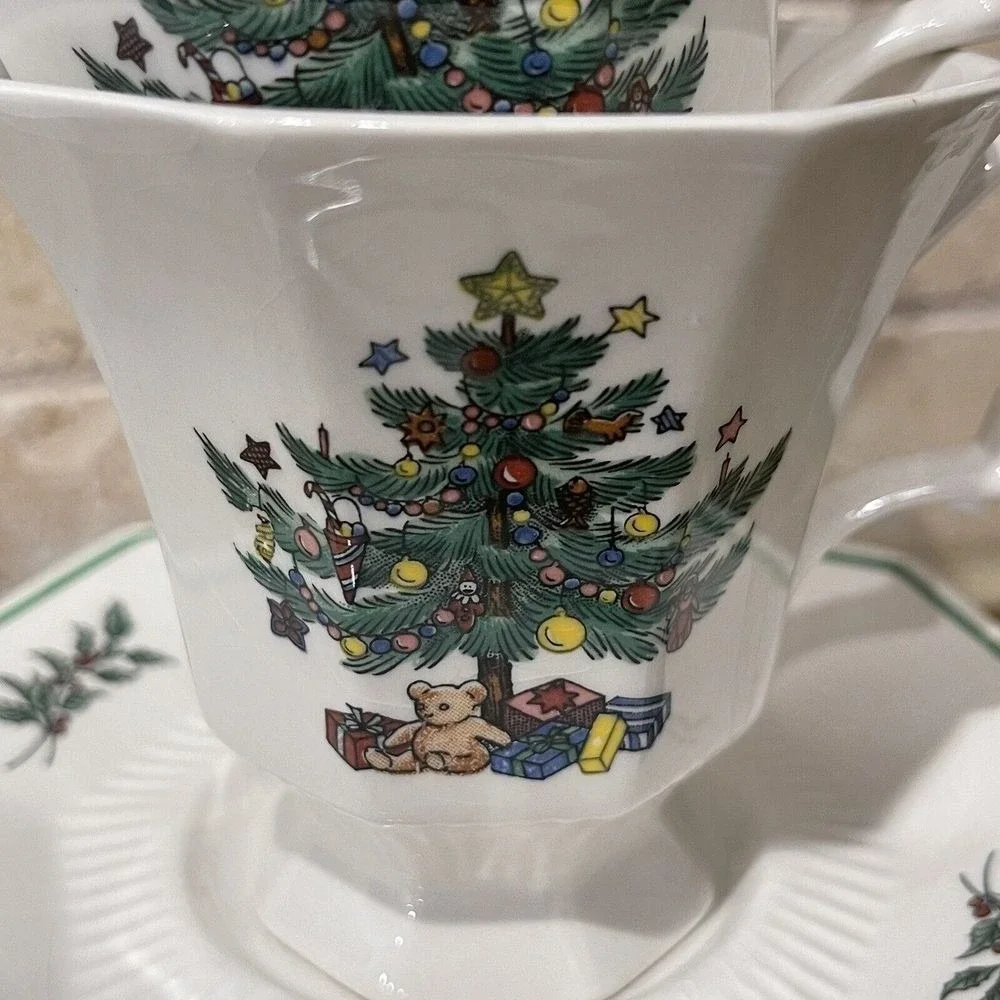 Nikko Christmas Tree Christmastime Coffee Cups w‎ Match Saucers Ceramic Set Of 2